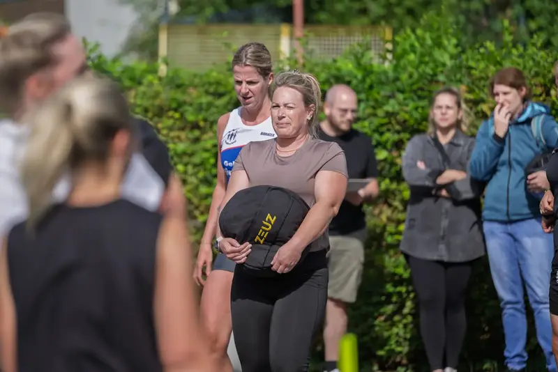 Teams beim Sandbag Carry
