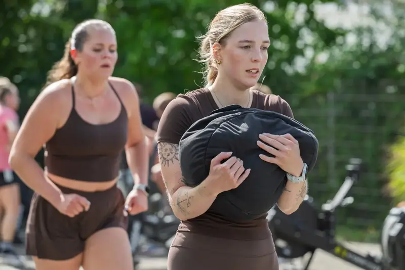 Sandbag Carry zu zweit